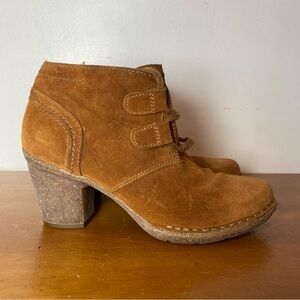 Size 7 Clarks Women’s Heeled Brown Cognac Suede Ankle Boots Spring Shoes Booties